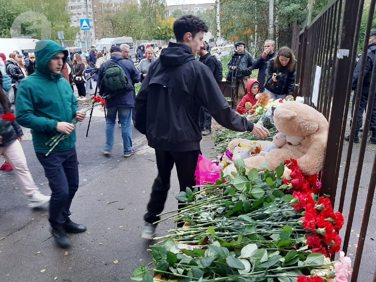 Кто выразил соболезнования россии по поводу теракта. Терроризм в Ижевске. Цветы после трагедии в Днепре.