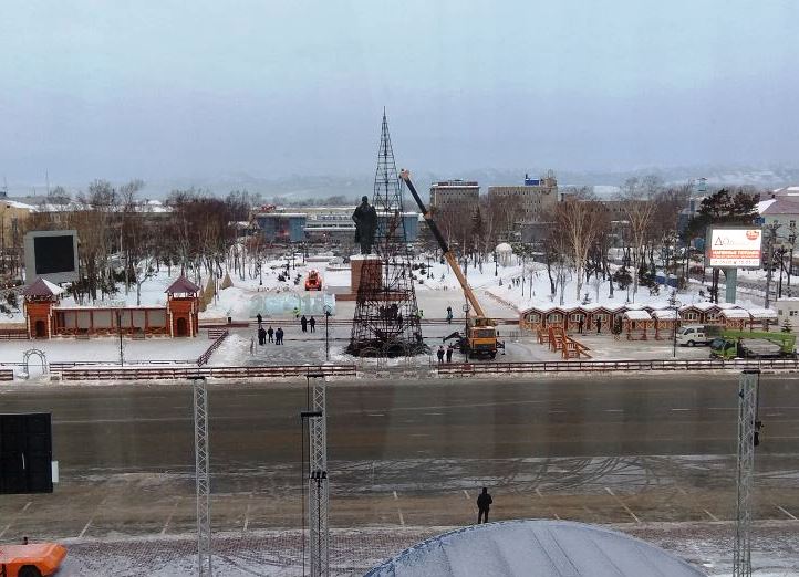 Сгоревшую в Южно-Сахалинске в новогоднюю ночь елку заменят на новую