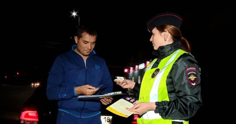 Сотрудники ГИБДД подарили жителям Воткинска световозвращатели
