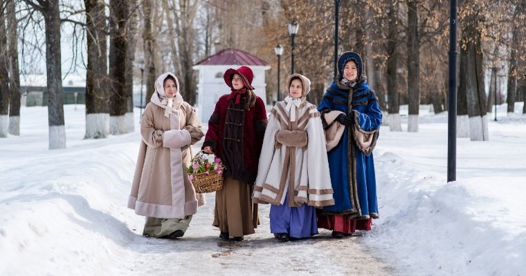 Для экскурсоводов музея-усадьбы Петра Чайковского в Воткинске сшили накидки и головные уборы под старину