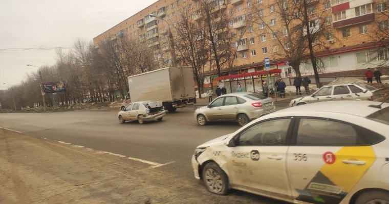 Массовое ДТП в Ижевске и нападение на губернатора Мурманской области: новости к этому часу