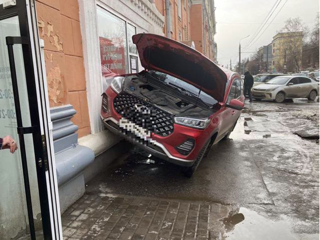 В Ижевске рассказали подробности ДТП, при котором иномарка влетела в ...
