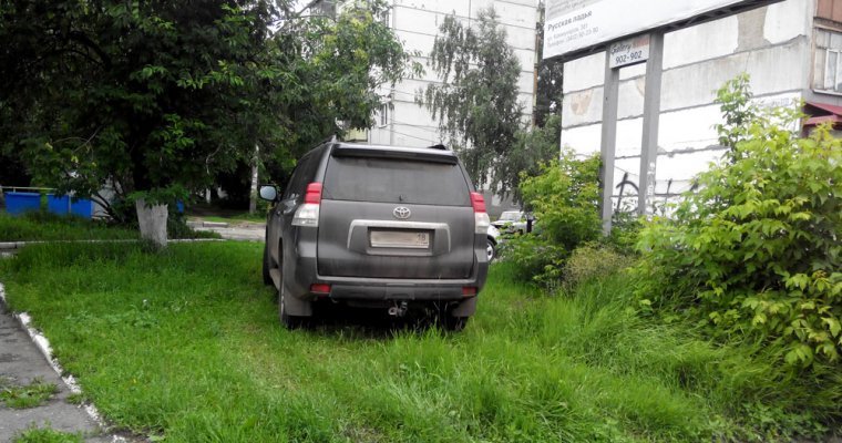 Власти Ижевска решили всерьез взяться за любителей парковаться на газонах