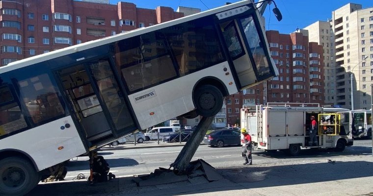В Санкт-Петербурге автобус «взобрался» на столб