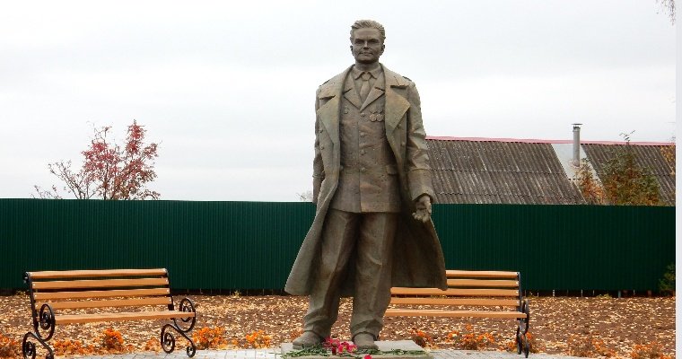 В Киясово появился памятник живописцу-баталисту Петру Кривоногову