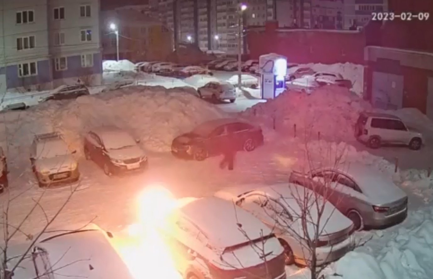 В Ижевске неизвестный поджег автомобиль во дворе на улице Ильфата Закирова 