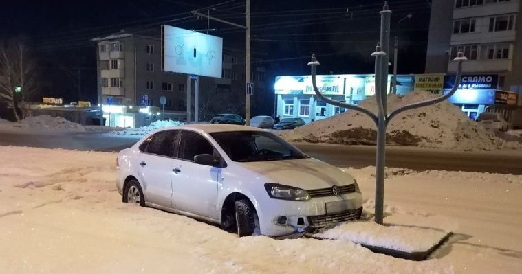 Пьяный водитель без прав врезался в столб цветочной опоры в Ижевске
