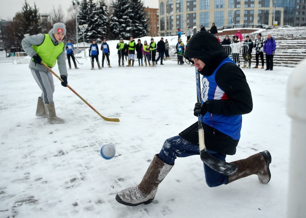 

В Ижевске состоялся финал чемпионата хоккея на валенках среди школьников и взрослых

