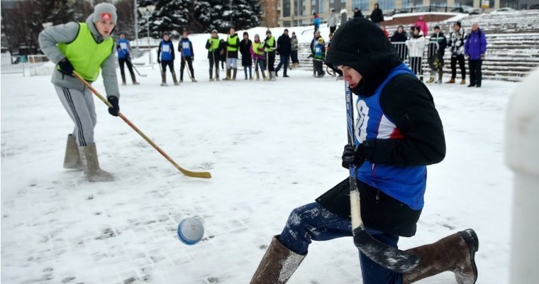 В Ижевске состоялся финал чемпионата хоккея на валенках среди школьников и взрослых
