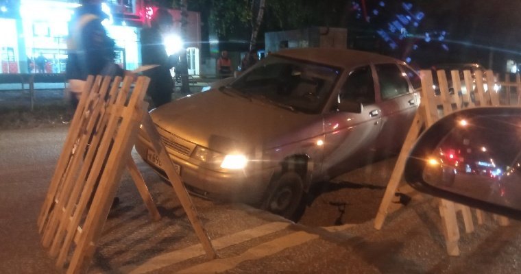 Дорожный провал на улице Петрова в Ижевске образовался из-за изношенной бесхозной трубы