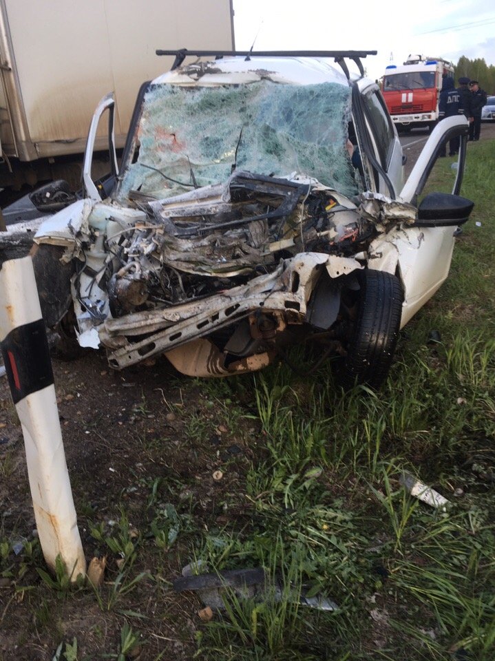 Два человека погибли при столкновении грузовика и легковушки на трассе в Удмуртии