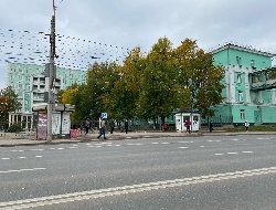 Павильон на остановке рядом с Удмуртским госуниверситетом начали демонтировать в Ижевске