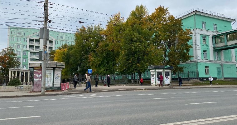 Павильон на остановке рядом с Удмуртским госуниверситетом начали демонтировать в Ижевске