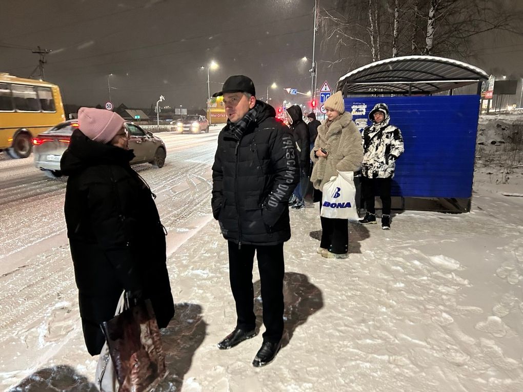 Глава Миндортранса Удмуртии лично попытался уехать с утра с проблемной остановки возле Ягула