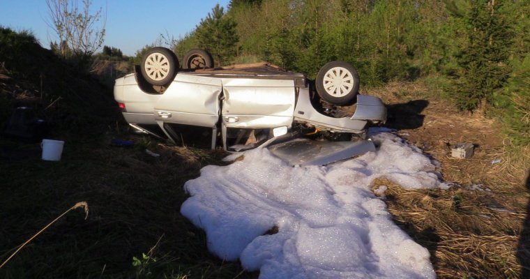 Водитель перевернувшегося автомобиля погиб на трассе в Удмуртии