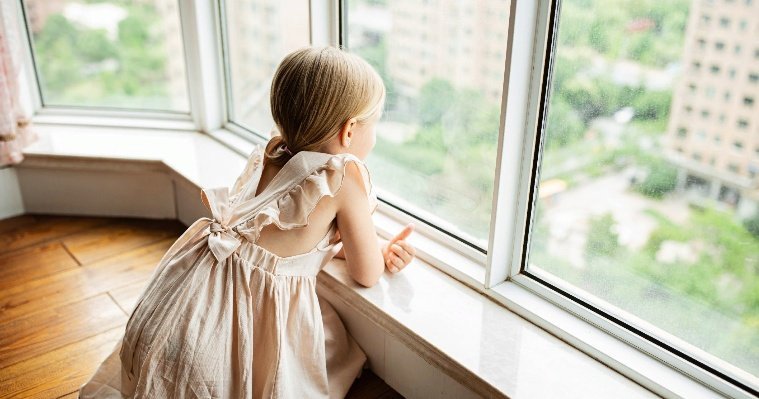 В Ижевске 6-летняя девочка выпала из окна 7 этажа