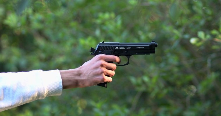В столице Бурятии пьяный мужчина угрожал прохожим пистолетом