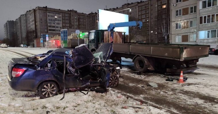 Пьяная ижевчанка на «Гранте» врезалась в грузовик и получила множество травм