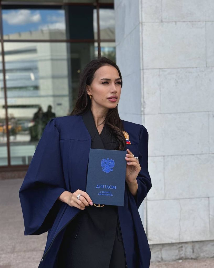 Алина Загитова получила диплом о высшем образовании
