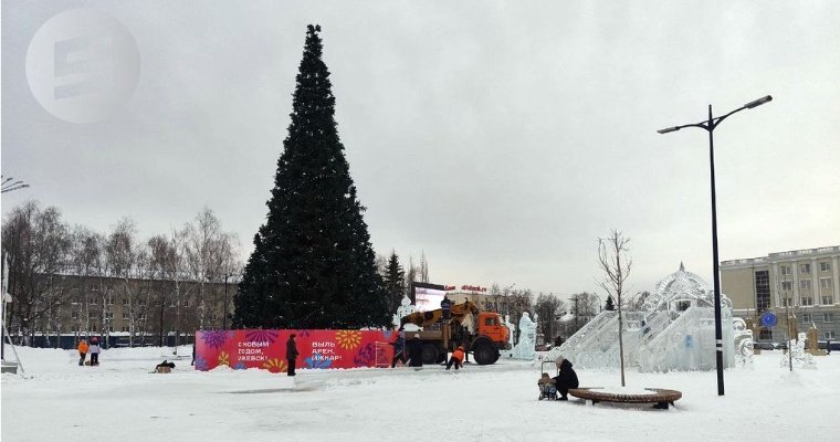На Центральной площади Ижевска начали разбирать новогоднюю ёлку