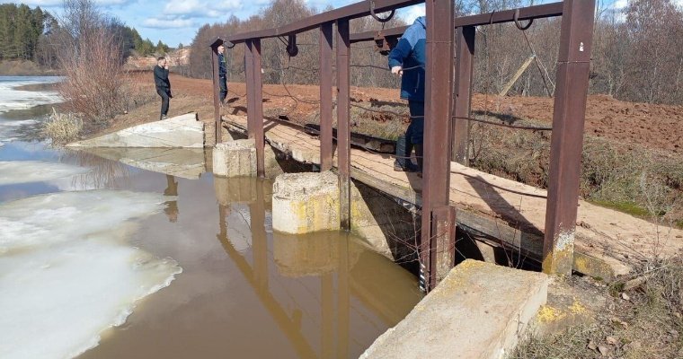 В Можгинском районе обрушилась часть плотины Малосюгинского пруда