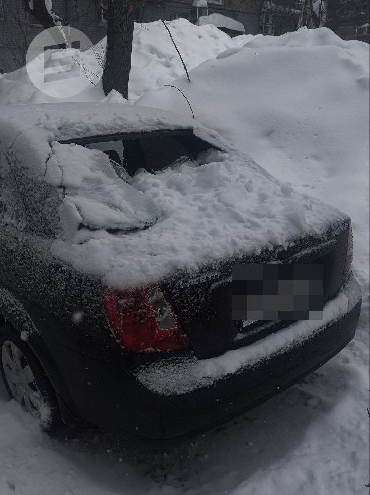В Ижевске упавший снег разбил стекло машины