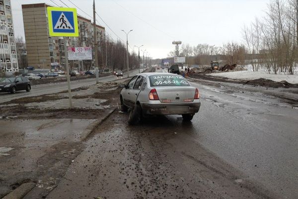 Около 10 автомобилей пробили колеса на кольце улиц Союзной и Ленина в Ижевске