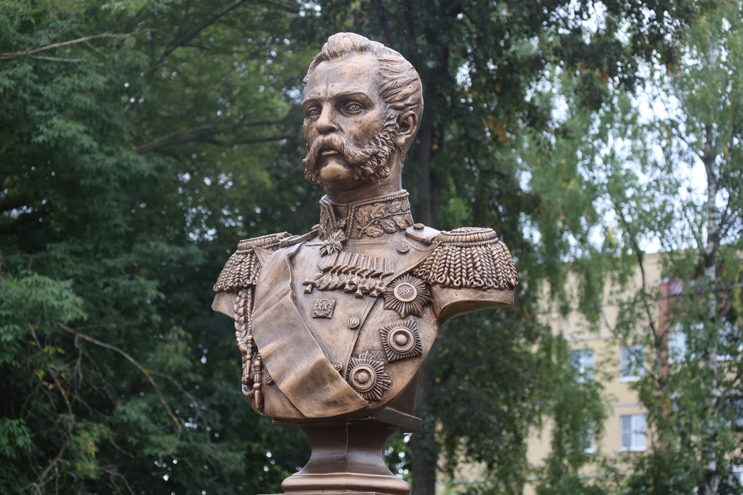 В Глазове установили памятники императору Александру II и князю Александру Невскому