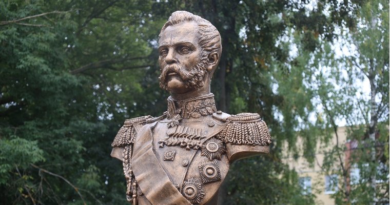 В Глазове установили памятники императору Александру II и князю Александру Невскому