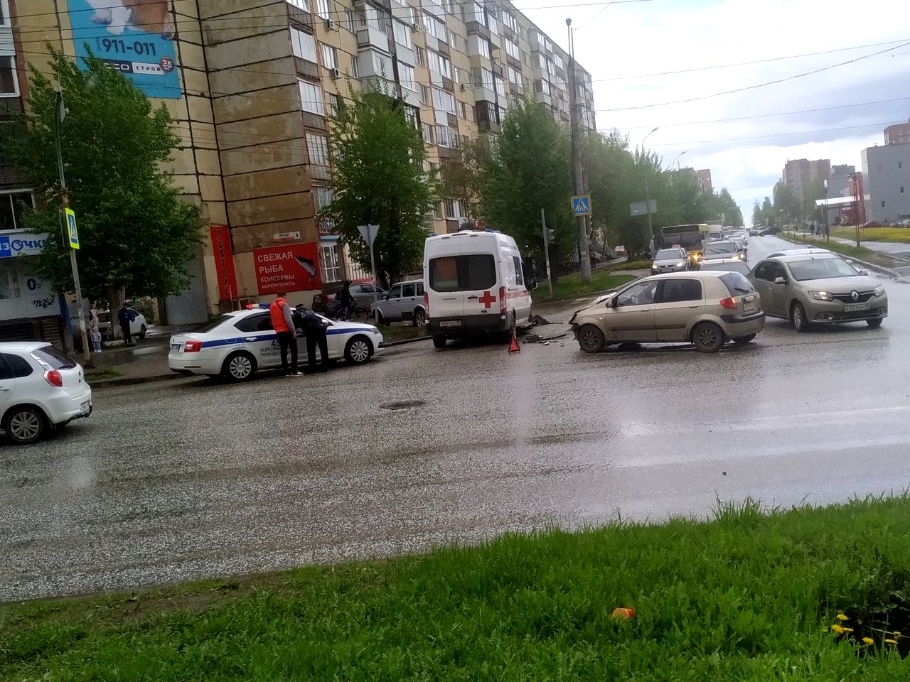 Скорая помощь столкнулась с легковушкой в Ижевске