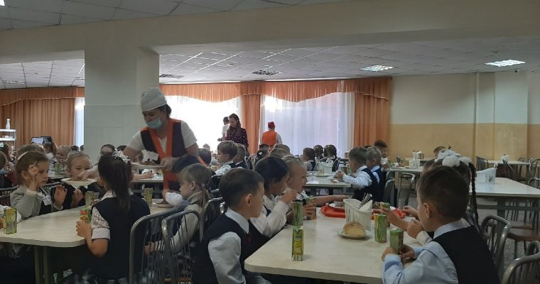 Глава Ижевска Олег Бекмеметьев проверил качество школьного питания в лингвистическом лицее №22