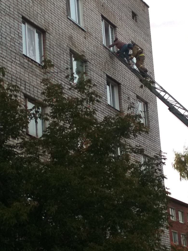 Огнеборцы спасли четырех человек из пожара в многоэтажке Сарапула