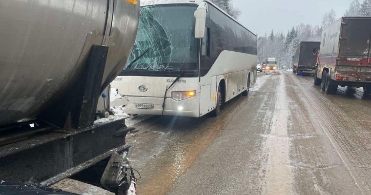 В окрестностях Ижевска попал в аварию автобус с детьми