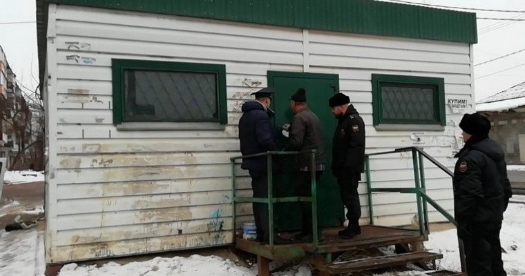 Торговавший спиртным ларек снесли на улице Сельской в Ижевске