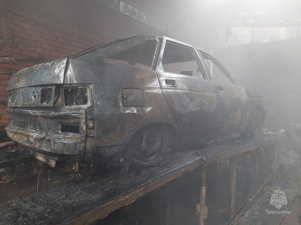 Огонь с полыхающего автомобиля чуть не перекинулся на частный дом в Ижевске
