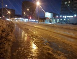 В Ижевске из-за порыва водопровода затопило улицу Холмогорова  