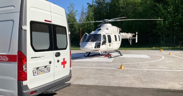Пострадавших при пожаре в Кезу маму с ребенком вертолетом санавиации доставили в Ижевск