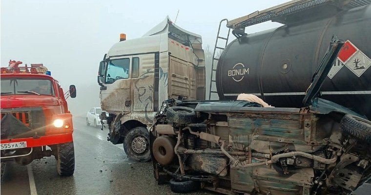 Пожарные ликвидируют последствия столкновения легковушки с грузовиком в Воткинском районе