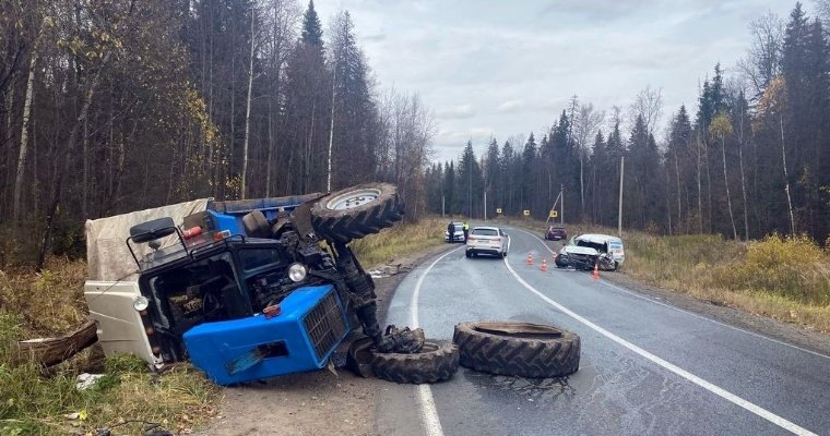 Водитель «Ларгуса» погиб на трассе в Удмуртии после столкновения с трактором