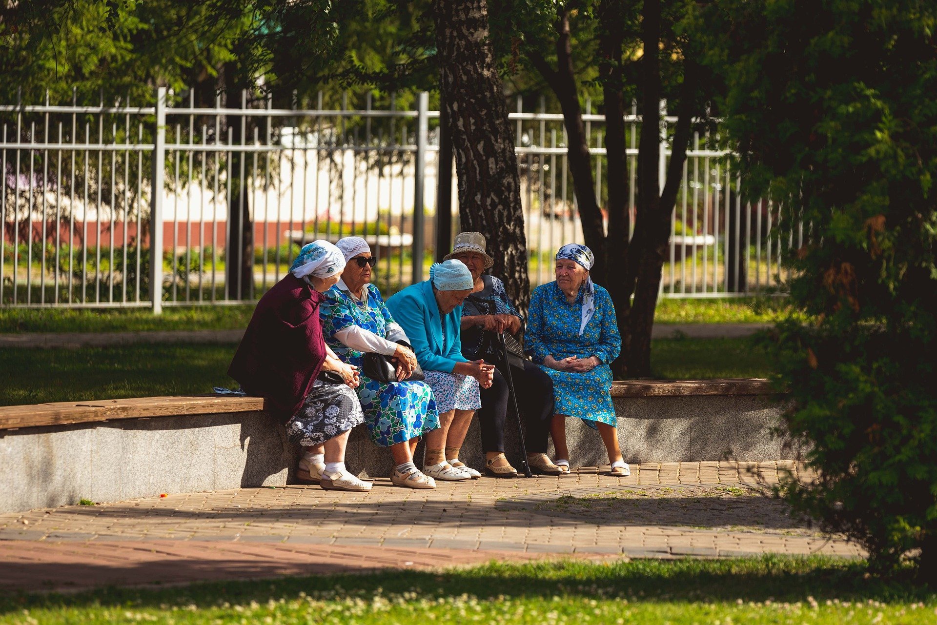 Май пенсионеры. Пенсионеры Казахстана. Пенсионеры на улице. Бабушка с пенсией. Бабушка на улице.