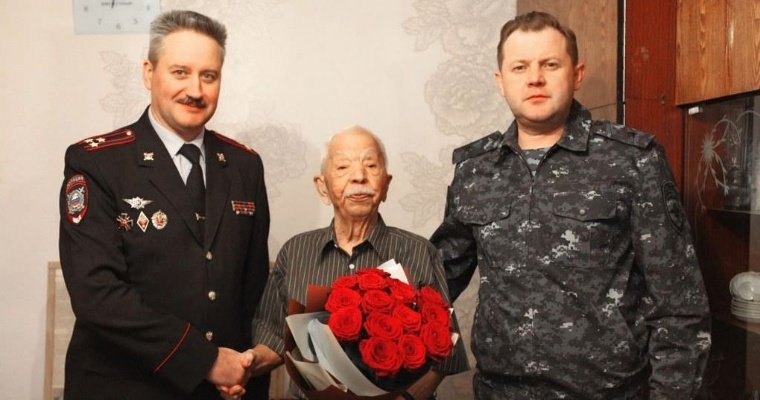 Руководитель МВД по Удмуртии поздравил ветерана органов внутренних дел