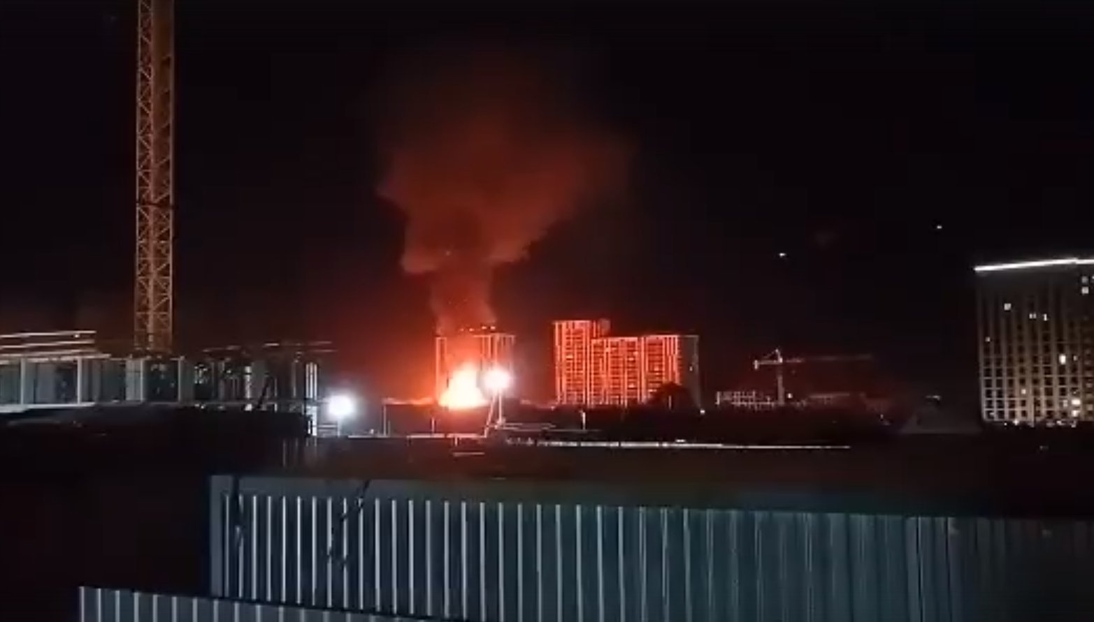 В Ижевске у ЖК «Калинка парк» сгорел заброшенный садовый дом