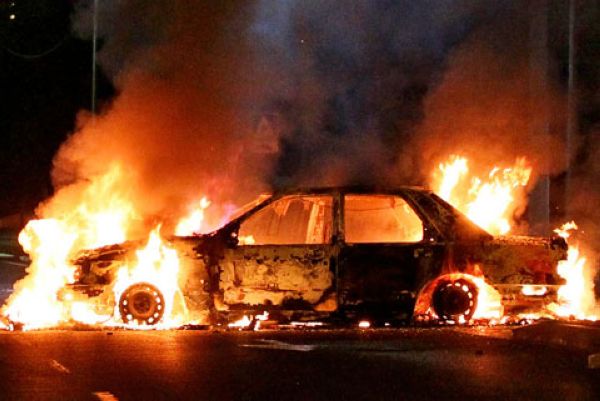 Хулиганы во Франции сожгли более 700 автомобилей в День взятия Бастилии