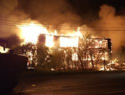 Сгоревший дом в Ижевске, борьба с «иконостасами» в армии и первые финалисты Евровидения : что произошло минувшей ночью