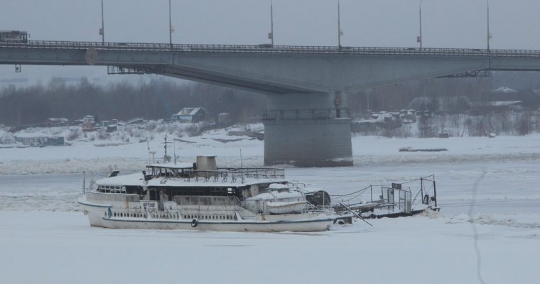 Резкий подъем воды в Каме оборвал швартовы трех дебаркадеров и теплохода