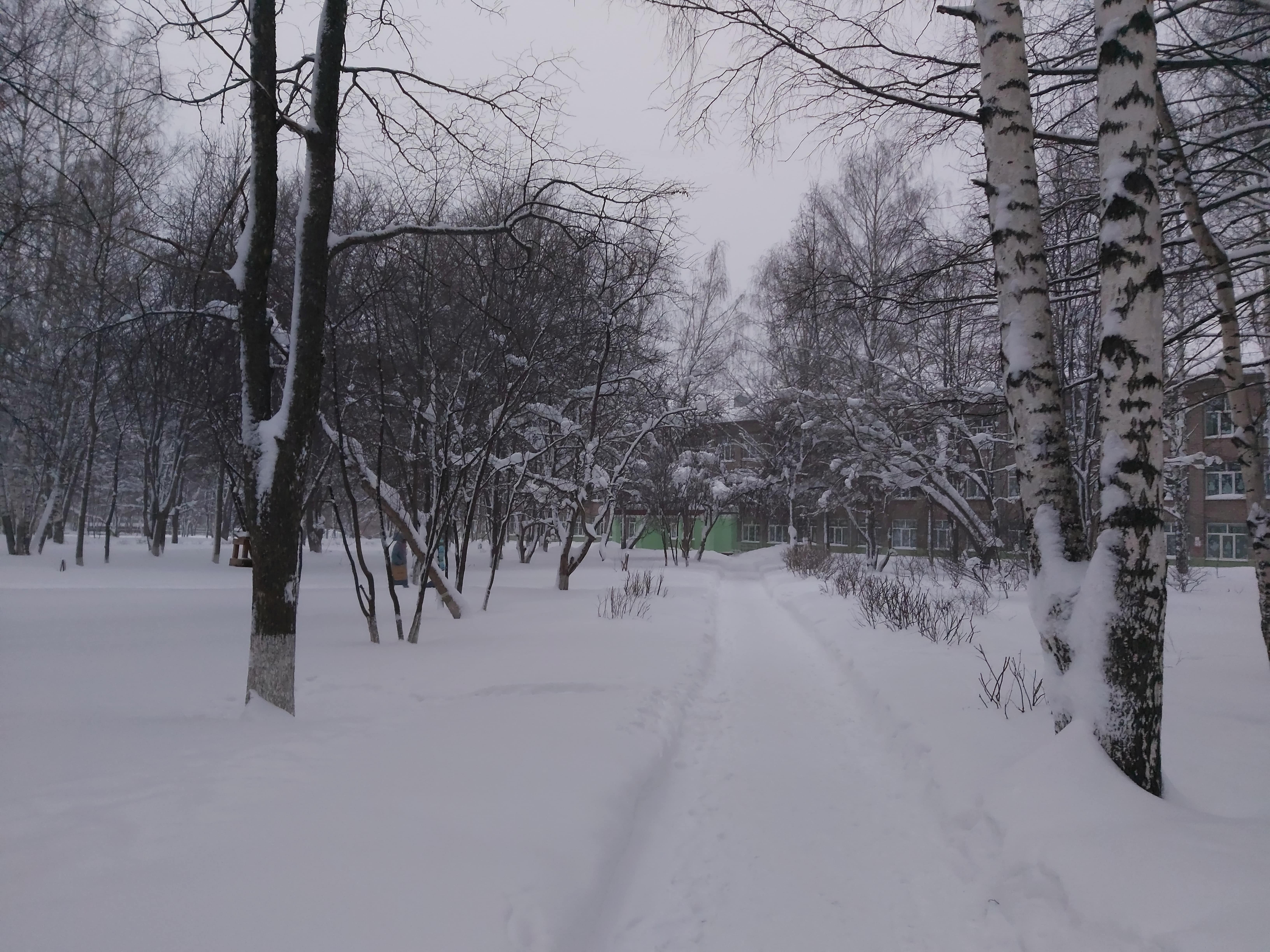 На город ижевск опускается