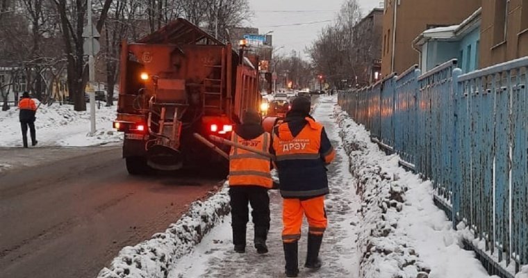 Улицы Ижевска очищают от наледи 60 единиц техники