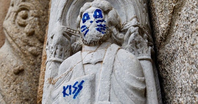 Kiss и кошачья морда: статую святого XII века осквернили в Испании