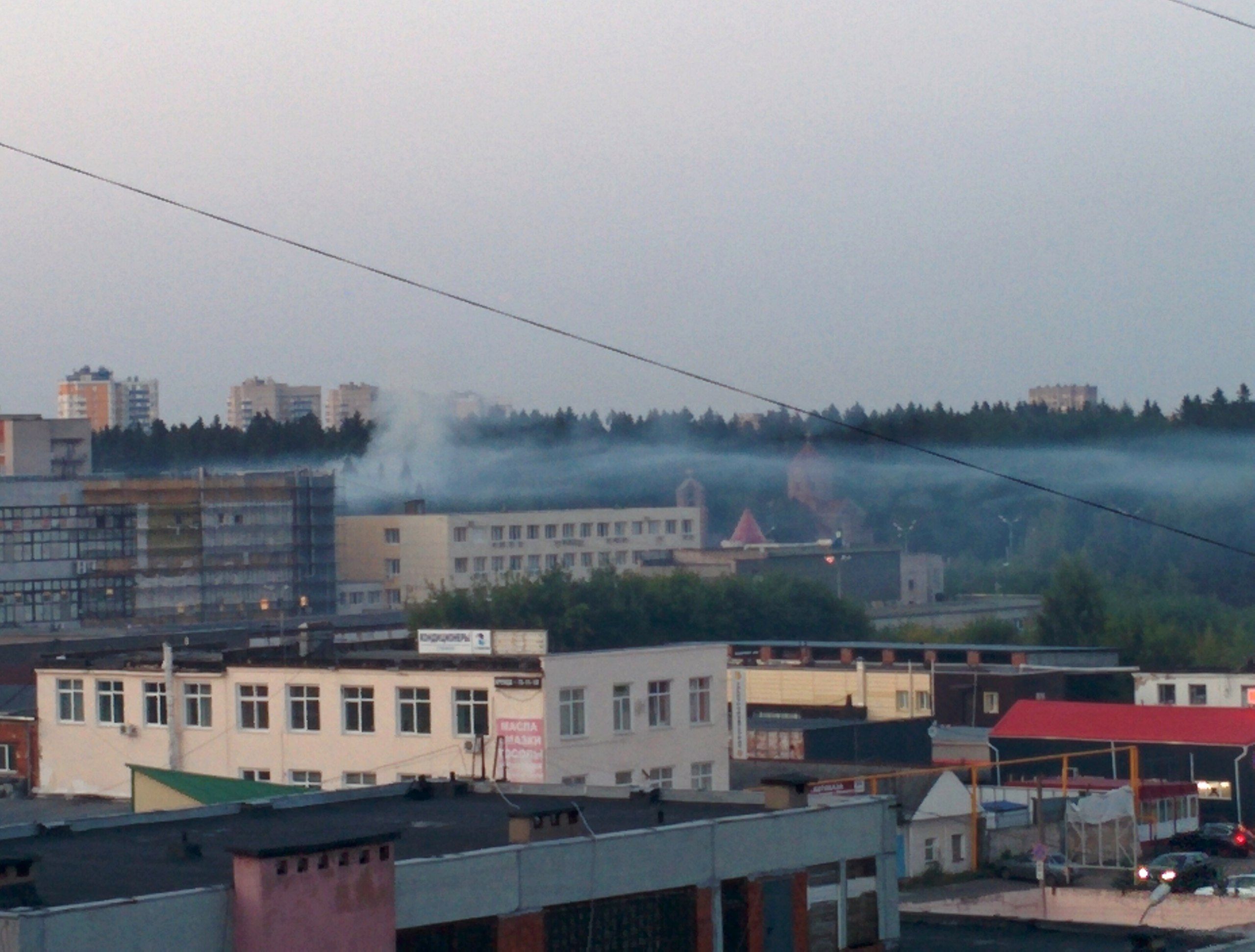 Октябрь ижевска. Удмуртия вся в дыму. Ижевск вечером улица 10 лет октября. Что за дым в Костроме по вечерам.
