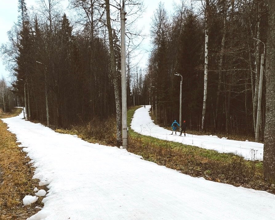 На лыжном комплексе Галины Кулаковой в Удмуртии два километра трассы покрыли снегом